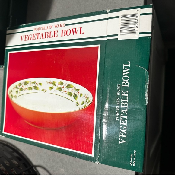 Festive Holly Patterned Serveware Bowl - Picture 3 of 4